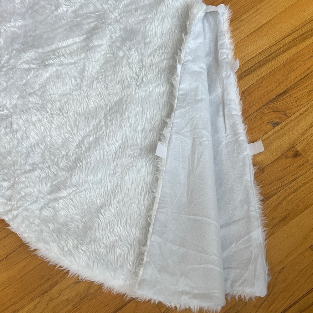 60 Inch Luxury Christmas Tree Skirt 🎄: Made of premium faux rabbit fur. - Picture 8 of 8